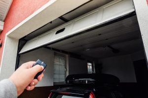 Cómo instalar una puerta de garage