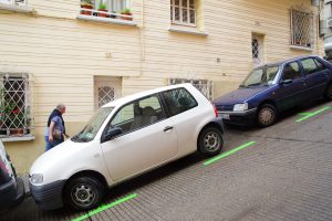 La forma correcta de estacionar tu carro en una pendiente