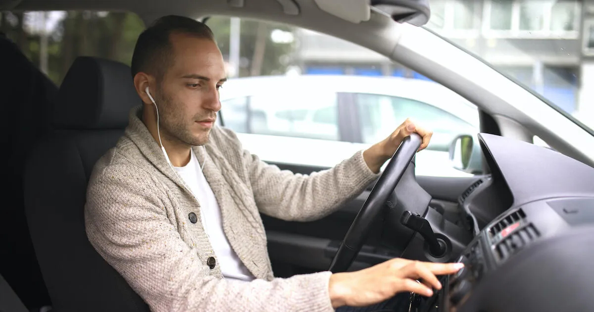 Peligran al conducir con audífonos: riesgos y consecuencias-Cuáles son los riesgos de usar audífonos al conducir